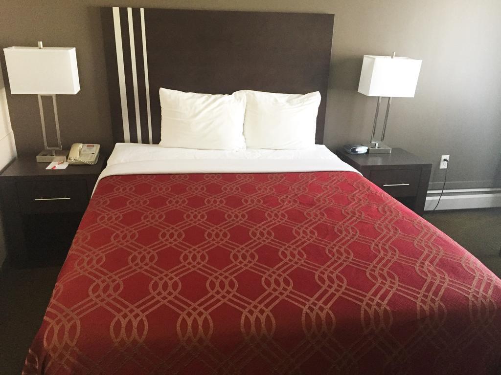 Econo Lodge Inn & Suites Летбрідж Екстер'єр фото