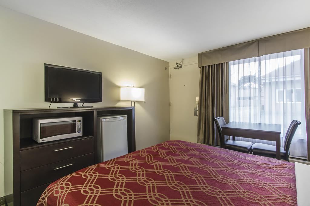 Econo Lodge Inn & Suites Летбрідж Екстер'єр фото