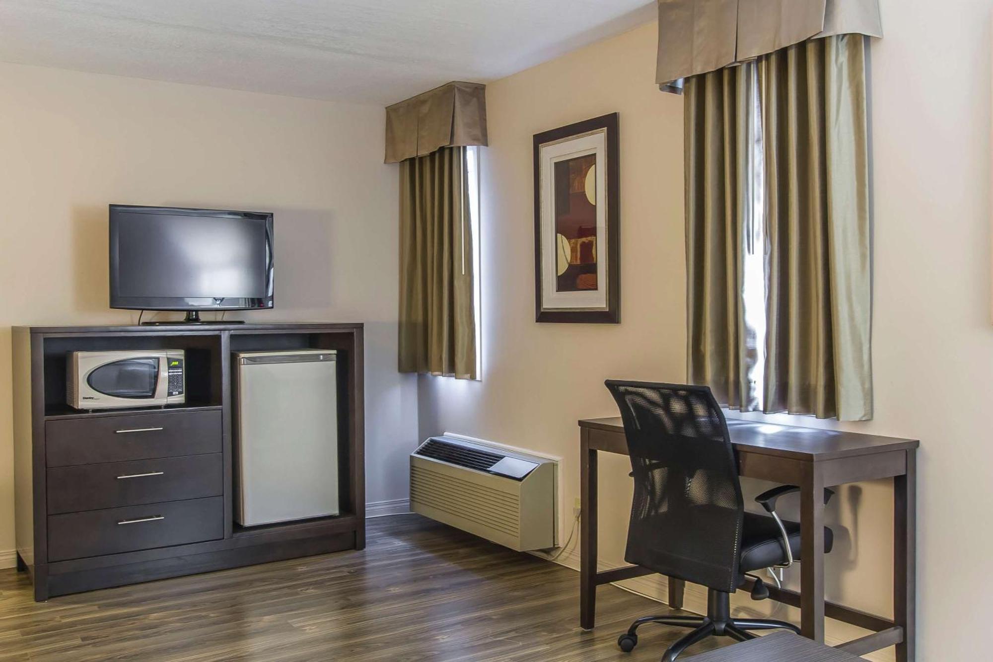 Econo Lodge Inn & Suites Летбрідж Екстер'єр фото