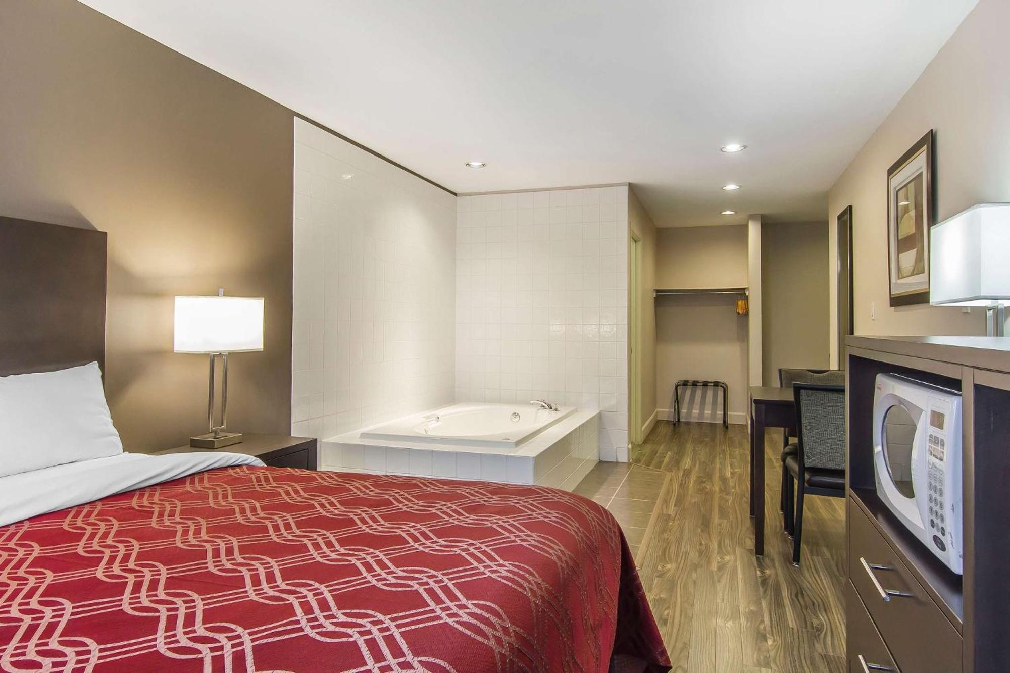 Econo Lodge Inn & Suites Летбрідж Екстер'єр фото