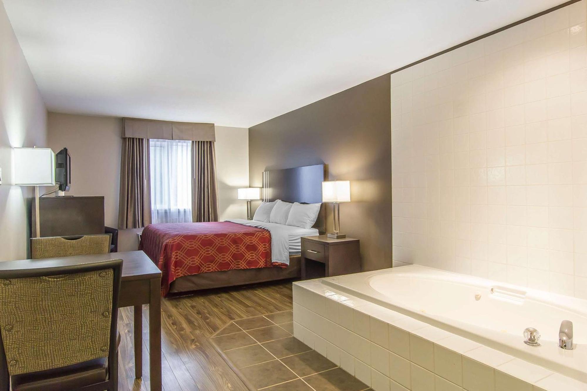 Econo Lodge Inn & Suites Летбрідж Екстер'єр фото